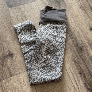 American eagle aerie xs workout leggings. Could fit more like a small.